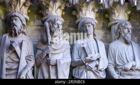 Skulpturenbilder der Heiligen Apostel an der Mauer der St.-Fin-Barre-Kathedrale in Cork, Irland. Die Apostel Andrew, James Major, Thomas, Matthias Stockfoto