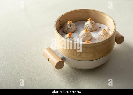 Krabbenrogen xiao Long bao，gedünstete Krabben und Schweineklöße in Bambusdampfer, Tangbao (Suppenbrötchen) in Dampfgarer Stockfoto
