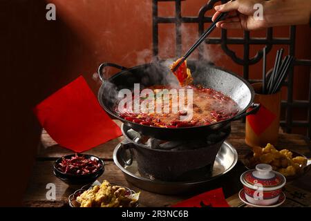 Traditionelle heiße Topfkombination, süßer Knoblauch und Rindfleisch. Es ist sehr beliebt in sichuan. Stockfoto