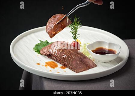 Rinderscheiben mit Sehnennaht. Gewürztes Rindfleisch, geschmorter Rinderschaft, Rindfleisch gewürzt mit Sojasauce，chinesisches Essen Stockfoto