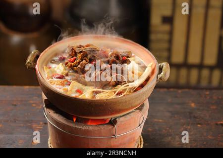 Köstliches gedünstetes Hammel mit Rettich in Auflauf. Gedünstetes Lamm Stockfoto