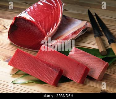 Thunfisch wird für Sushi geschnitten Thunfischfilet wird chirurgisch präzise geschnitten Stockfoto