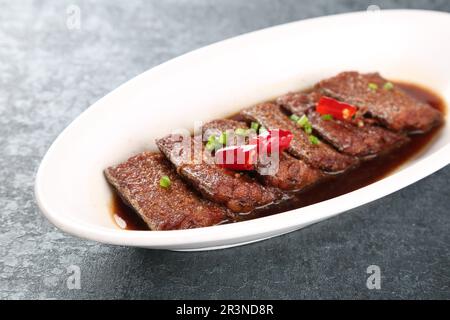 Geschmorter Ribbon-Fisch (Largehead Haarschwanz), Daiyu in Braunsauce Stockfoto