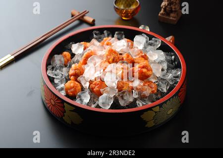 Lychee glasierte Fleischbällchen, süßes und sauriges Schweinefleisch in Eis Stockfoto