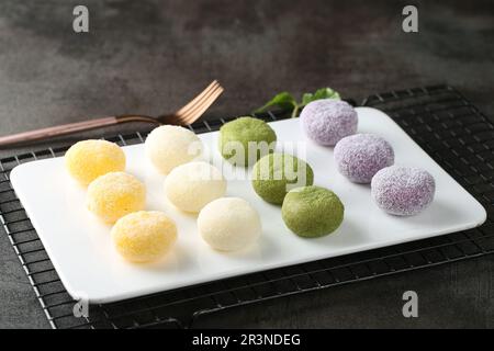 Daifukumochi oder Daifuku ist ein japanisches Konfekt, bestehend aus einem kleinen runden Mochi gefüllt mit süßen, traditionellen japanischen Süßigkeiten. Stockfoto