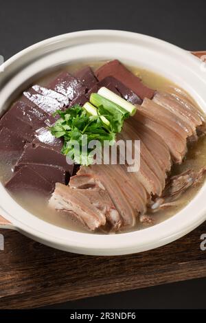Doppelt gekochte Lammsuppe mit Entenblut und Auflauf Stockfoto