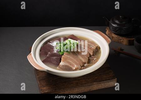 Doppelt gekochte Lammsuppe mit Entenblut und Auflauf Stockfoto
