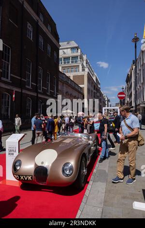 Concours on Savile Row, Zusammenarbeit zwischen Schneider und einigen der besten Oldtimer der Automobilwelt, Mayfair, London, England. Stockfoto