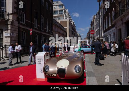 Concours on Savile Row, Zusammenarbeit zwischen Schneider und einigen der besten Oldtimer der Automobilwelt, Mayfair, London, England. Stockfoto