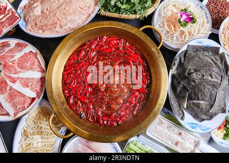 Traditionelle heiße Topfkombination, süßer Knoblauch und Rindfleisch. Es ist sehr beliebt in sichuan. Stockfoto