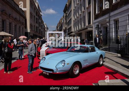 Concours on Savile Row, Zusammenarbeit zwischen Schneider und einigen der besten Oldtimer der Automobilwelt, Mayfair, London, England. Stockfoto