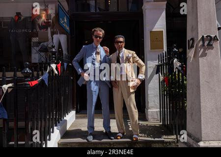 Concours on Savile Row, Zusammenarbeit zwischen Schneider und einigen der besten Oldtimer der Automobilwelt, Mayfair, London, England. Stockfoto