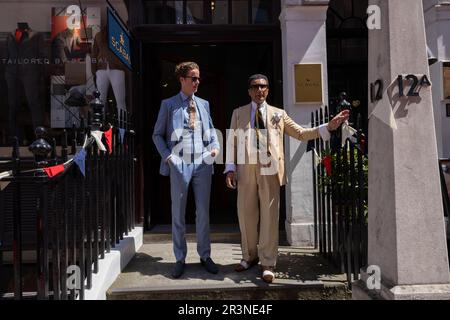 Concours on Savile Row, Zusammenarbeit zwischen Schneider und einigen der besten Oldtimer der Automobilwelt, Mayfair, London, England. Stockfoto