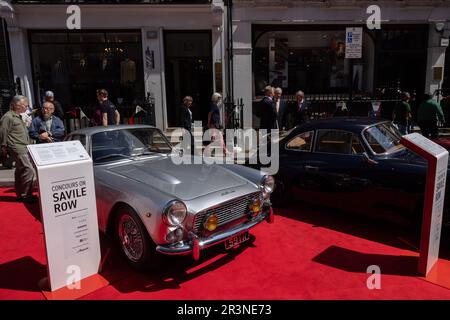 Concours on Savile Row, Zusammenarbeit zwischen Schneider und einigen der besten Oldtimer der Automobilwelt, Mayfair, London, England. Stockfoto