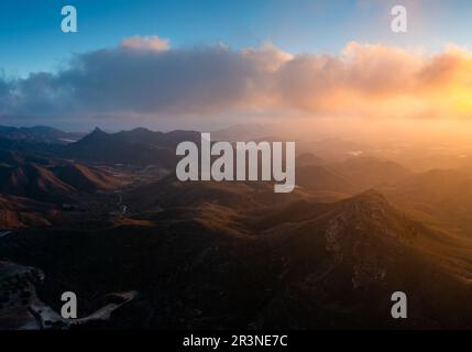 Landschaft der halbwüsten Berglandschaft in Südspanien bei Sonnenuntergang Stockfoto