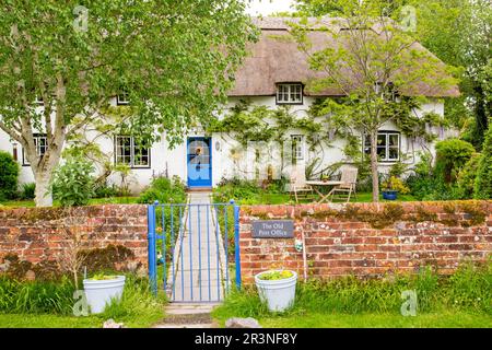 Hübsche strohgedeckte Hütte in Easton Village, Hampshire Stockfoto