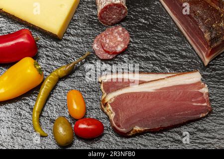 Südtiroler Schinken auf Schiefer Stockfoto