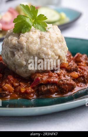 Ungarische Gulasch mit Brotdumm Stockfoto