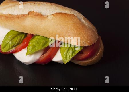 Italienisches Mozarella-Tomaten-Sandwich auf Schiefer Stockfoto