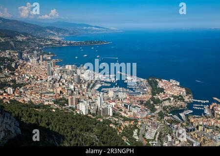 Die Skyline der Stadt und der Hafen von Monaco sehen Sie während des Formel 1 Grand Prix de Monaco von oben. , . Formel-1-Weltmeisterschaft vom 26. Bis 28. Mai 2023 auf der Circuit de Monaco in Monaco - Foto Florent Gooden/DPPI Credit: DPPI Media/Alamy Live News Stockfoto