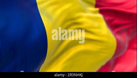 Nahaufnahme der im Wind winkenden Nationalflagge des Tschad Stockfoto