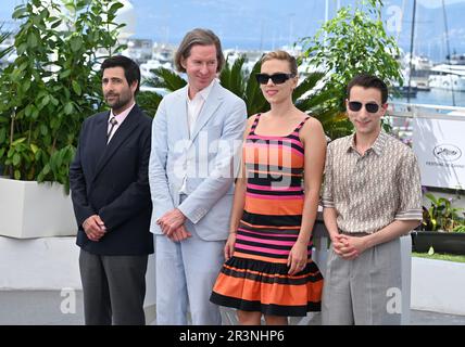 Cannes, Frankreich. 24. Mai 2023. CANNES, FRANKREICH. 24. Mai 2023: Jason Schwartzman, Wes Anderson, Scarlett Johansson & Jake Ryan bei der Fotokonferenz für Asteroid City beim Festival de Cannes 76. Bildnachweis: Paul Smith/Alamy Live News Stockfoto