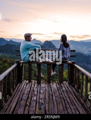 Ein paar Männer und Frauen beobachteten den Sonnenaufgang, Morgennebel Aussichtspunkt Phu Pha Mok Baan Jabo Stockfoto