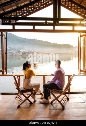 Ein paar Männer und Frauen besuchen das chinesische Dorf mae hong Sohn, Ban Rak Thai, eine chinesische Siedlung Stockfoto