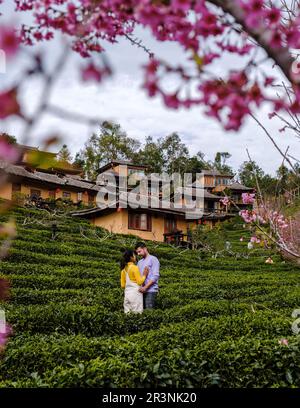 Ein paar Männer und Frauen besuchen das chinesische Dorf mae hong Sohn, Ban Rak Thai, eine chinesische Siedlung Stockfoto