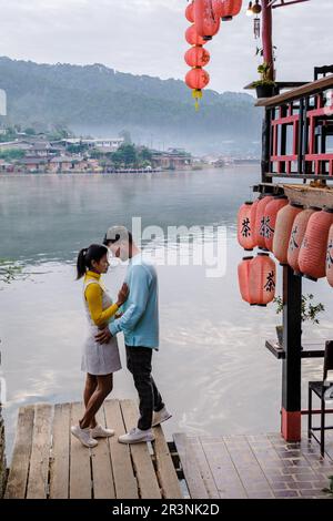 Ein paar Männer und Frauen besuchen das chinesische Dorf mae hong Sohn, Ban Rak Thai, eine chinesische Siedlung Stockfoto