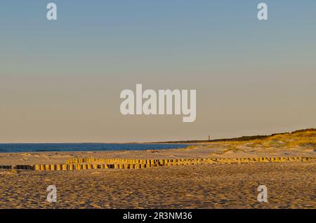 Ein leerer Strand während der goldenen Stunde in Łazy und Unieście in der Woiwodschaft Westpommern in Polen. Stockfoto