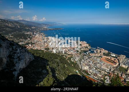 Monaco - 24/05/2023, die Skyline der Stadt und der Hafen von Monaco, von oben gesehen während der Formel 1 Grand Prix de Monaco 2023, 6. Runde der Formel-1-Weltmeisterschaft 2023 vom 26. Bis 28. Mai 2023 auf dem Circuit de Monaco, in Monaco - Foto: Florent Gooden/DPPI/LiveMedia Stockfoto