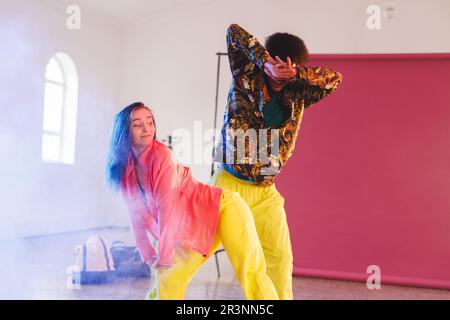 Bild von glücklichen, vielfältigen weiblichen und männlichen Hip-Hop-Tänzern im Studio Stockfoto