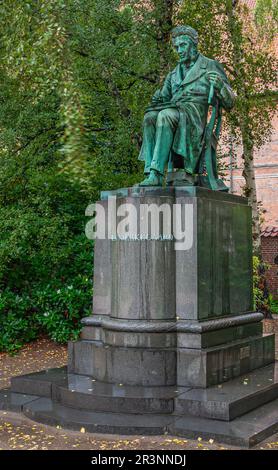 Kopenhagen, Dänemark - 14. September 2010: Nahaufnahme von Soren Aabye Kierkegaard von Louis Hasselriis grüne Bronzestatue auf Sockel in Royal Library gard Stockfoto