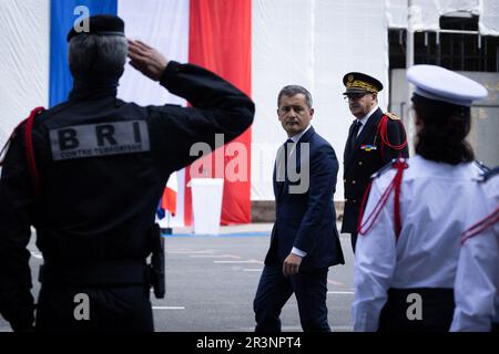 Paris, Frankreich. 24. Mai 2023. Französischer Innenminister Gerald Darmanin neben einem BRI-Offizier während der Begrüßungszeremonie für 600 neue Polizeibeamte in der Polizeipräfektur in Paris am 24. Mai 2023. Foto: Raphael Lafargue/ABACAPRESS.COM Kredit: Abaca Press/Alamy Live News Stockfoto