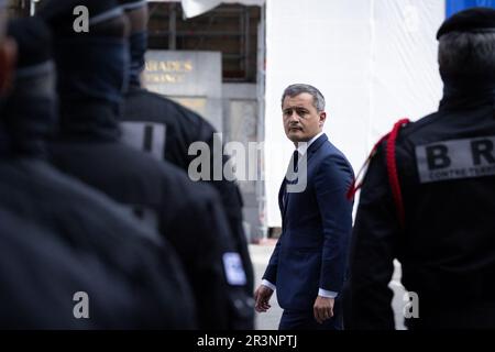 Paris, Frankreich. 24. Mai 2023. Französischer Innenminister Gerald Darmanin neben einem BRI-Offizier während der Begrüßungszeremonie für 600 neue Polizeibeamte in der Polizeipräfektur in Paris am 24. Mai 2023. Foto: Raphael Lafargue/ABACAPRESS.COM Kredit: Abaca Press/Alamy Live News Stockfoto