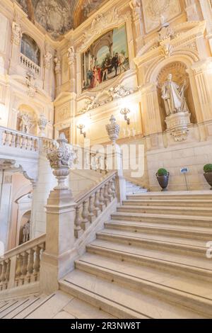 Turin, Italien - circa Januar 2022: Eingang zum Königspalast - elegante Marmortreppe. Stockfoto