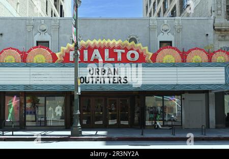 LOS ANGELES, KALIFORNIEN - 17. MAI 2023: Das alte Rialto Theatre am Broadway in Downtown Los Angeles, das jetzt von Urban Outfitters besetzt ist, bietet eines der Stockfoto