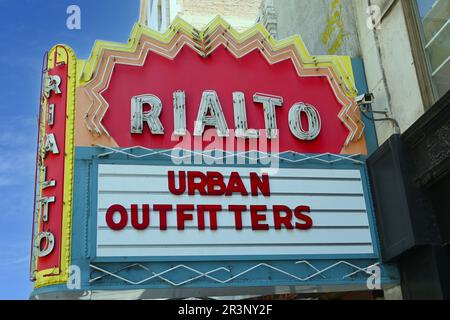 LOS ANGELES, KALIFORNIEN - 17. MAI 2023: Das alte Rialto Theatre am Broadway im Zentrum von Los Angeles, jetzt besetzt von Urban Outfitters. Stockfoto