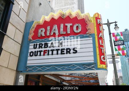 LOS ANGELES, KALIFORNIEN - 17. MAI 2023: Das alte Rialto Theatre am Broadway im Zentrum von Los Angeles, jetzt besetzt von Urban Outfitters. Stockfoto