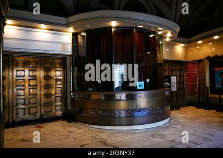 LOS ANGELES, KALIFORNIEN - 17. MAI 2023: Die Orpheum Theatre Lobby. Am Broadway in der Innenstadt von Los Angeles ist es der am meisten restaurierte historische Film Stockfoto