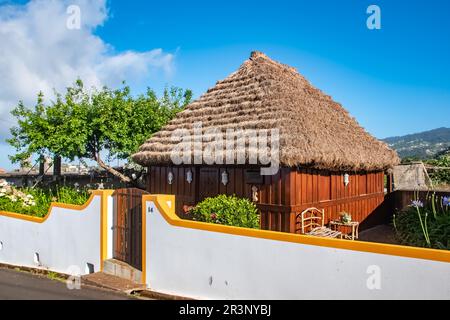 Traditionelles ländliches Haus mit Strohdach, Santa - Sao Jorge Dorf, Madeira Insel, Portugal Stockfoto