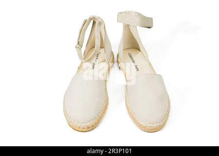 Makroansicht von Calvin Klein Eierschalen-Espadrilles-Schuhen auf weißem Hintergrund. Schweden. Stockfoto