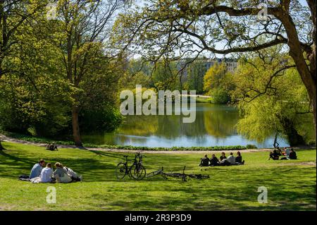 Entspannen Sie sich an einem sonnigen Tag in Ørstedsparken, Kopenhagen, Dänemark Stockfoto