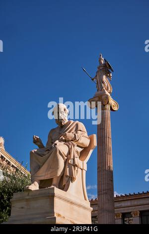 Statue des Apollo in der Athener Akademie - wunderschönes griechisches neoklassizistisches Gebäude in Griechenland Stockfoto