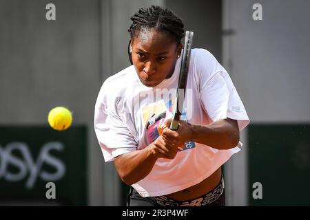 Paris, Frankreich, Frankreich. 23. Mai 2023. COCO GAUFF aus den Vereinigten Staaten während einer Trainingssitzung von Roland-Garros 2023, French Open 2023, Grand-Slam-Tennisturnier im Roland-Garros-Stadion. (Kreditbild: © Matthieu Mirville/ZUMA Press Wire) NUR REDAKTIONELLE VERWENDUNG! Nicht für den kommerziellen GEBRAUCH! Stockfoto