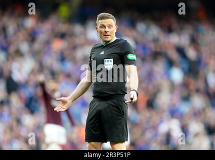 Schiedsrichter John Beaton während des Cinch-Premiership-Spiels im Ibrox Stadium, Glasgow. Bilddatum: Mittwoch, 24. Mai 2023. Stockfoto