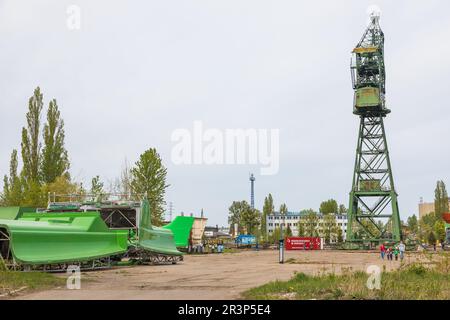 Danzig, Polen - 01. Mai 2019: Blick auf die Hafenkrane der kaiserlichen Werften. Historischer Pfad. Stockfoto