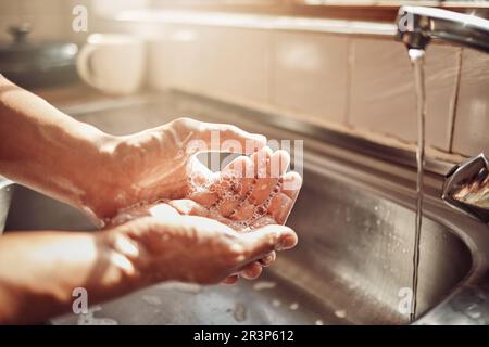 Seife, Wasser und Reinigungshänder in der Küche für Hygiene, Gesundheit und Wellness zu Hause zu reinigen Haut. Wasserhahn, Spüle und Hautpflege, Handwäsche mit Reinigung Stockfoto