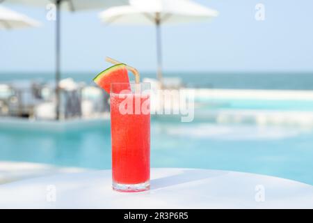 Erfrischender kalter tropischer Wassermelonen-Fruchtsaft-Smoothie auf dem Tisch Stockfoto
